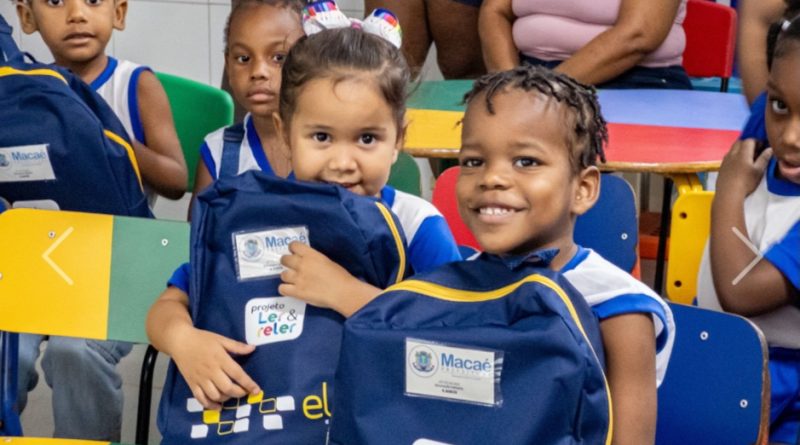 Macaé inicia entrega de mochilas literárias